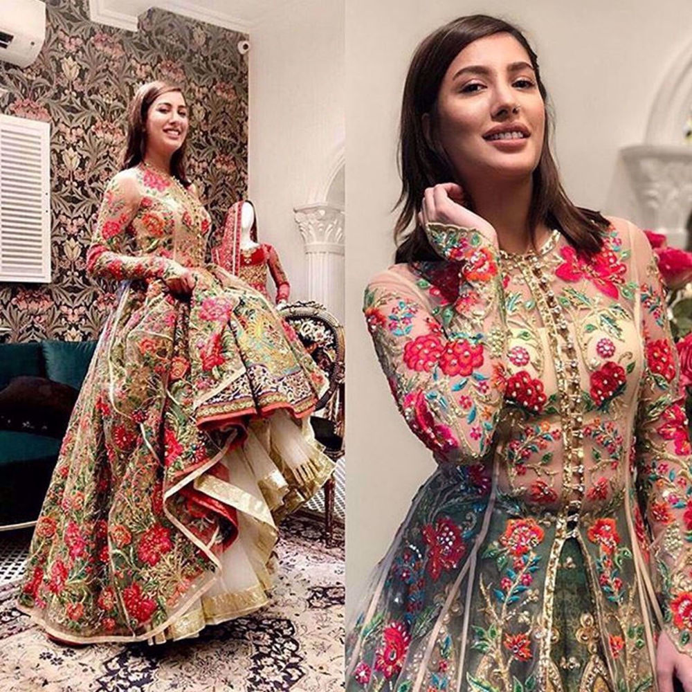 Picture of THE ONE AND ONLY MEHWISH HAYAT WEARING QUTUB MINAR