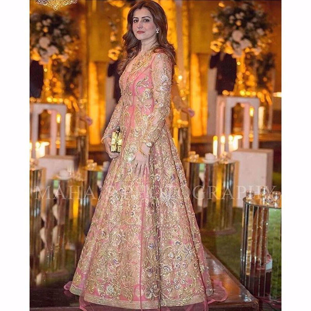 Picture of THE BEAUTIFUL MAHAM SPOTTED WEARING ROSE TEMPLE