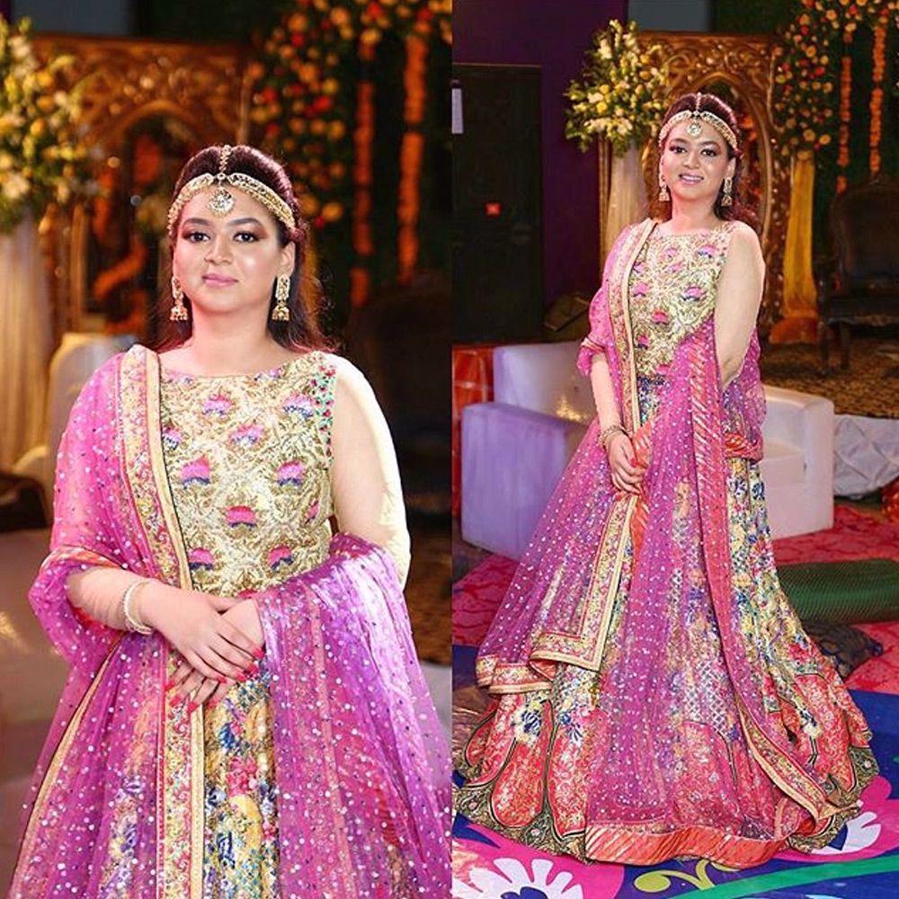 Picture of SandalZehra looks absolutely gorgeous in a sublime look for a wedding. Pinkish hues and floral intricacy are adorned all over #NomiAnsari