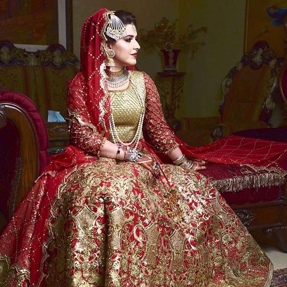 Picture of saima.jatoi wears a traditional Nomi ansari signature lehenga at her wedding reception