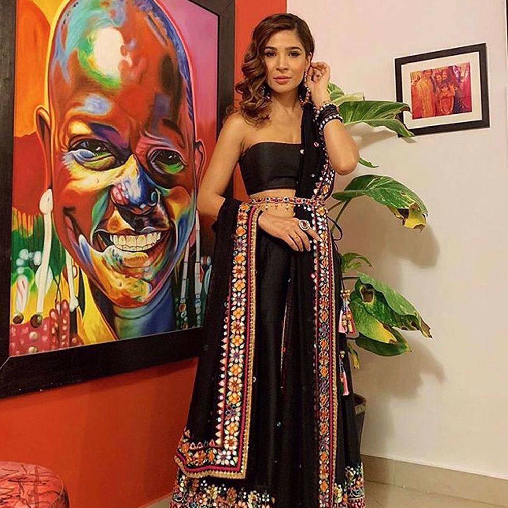 Picture of Ayesha Omar looks smashing in a gorgeous Dhaka Pyjama with mirror work by the whizz Nomi Ansari. We are absolutely loving how breathtaking she looks in the bustier and the long dupatta