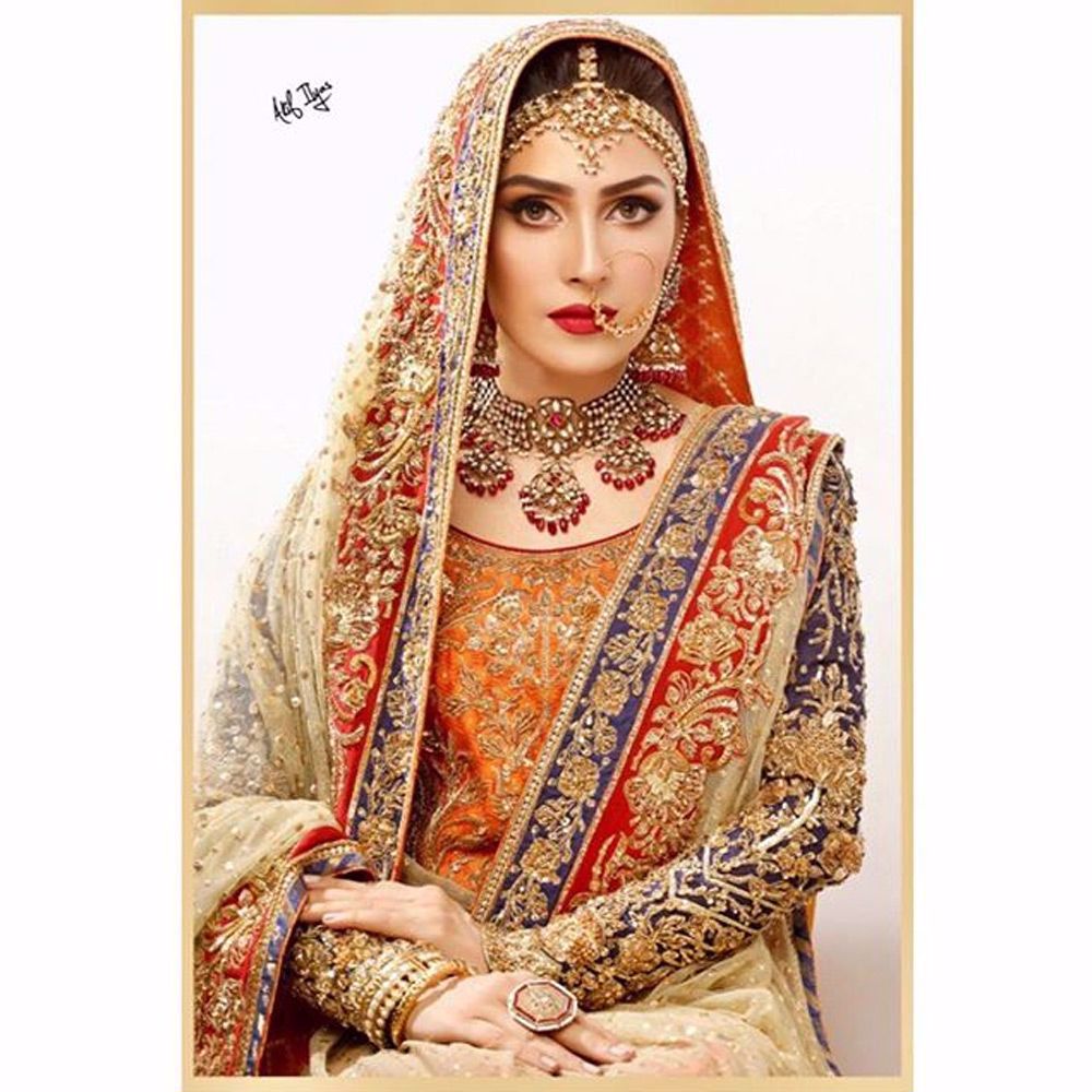 Picture of Ayeza Khan in a traditional Nomi Ansari bridal ensemble