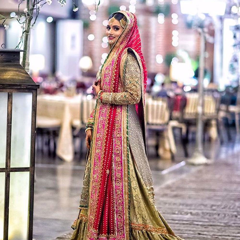 Picture of Samiya at her wedding reception in a traditional #NomiAnsari Farshi gharara